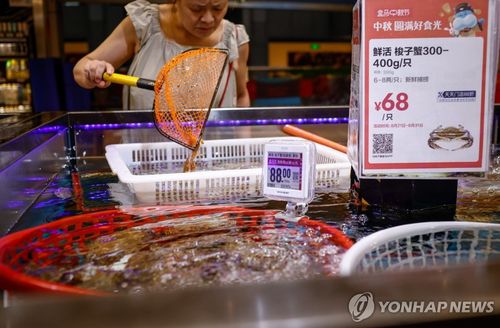 수산물 고르는 베이징 시민 [EPA=연합뉴스 자료사진]