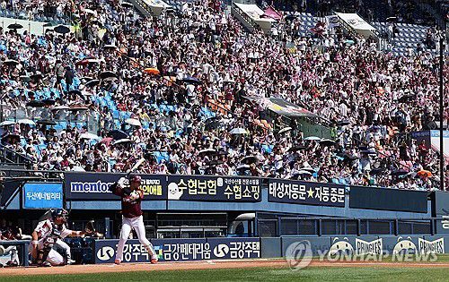 프로야구 천만 관중 돌파(서울=연합뉴스) 서대연 기자 = 16일 오후 서울 잠실야구장에서 열린 프로야구 KBO리그 키움 히어로즈와 두산 베어스의 경기에서 관중들이 응원전을 펼치고 있다.     KBO리그는 전날 누적 1천2만758명으로 사상 첫 1천만 관중을 돌파했다. 2024.9.16 dwise@yna.co.kr