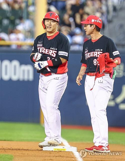 최형우 '한점 더'(서울=연합뉴스) 서대연 기자 = 19일 오후 서울 송파구 잠실야구장에서 열린 2024 프로야구 KBO리그 KIA 타이거즈와 두산 베어스의 경기.      1회초 1사 3루 KIA 최형우가 1타점 적시타를 치고 밝은 표정을 짓고 있다. 2024.9.19 dwise@yna.co.kr