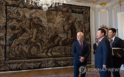 환담 나누는 윤석열 대통령과 파벨 체코 대통령(프라하=연합뉴스) 진성철 기자 = 윤석열 대통령이 19일(현지시간) 체코 프라하성에서 공식환영식을 마치고 페트르 파벨 체코 대통령과 환담하고 있다.  2024.9.20  [공동취재] zjin@yna.co.kr