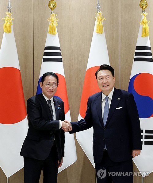 악수하는 한일 정상(서울=연합뉴스) 홍해인 기자 = 윤석열 대통령이 6일 서울 용산 대통령실에서 열린 한일 확대 정상회담에서 기시다 후미오 일본 총리와 악수하고 있다. 2024.9.6 [대통령실통신사진기자단] hihong@yna.co.kr