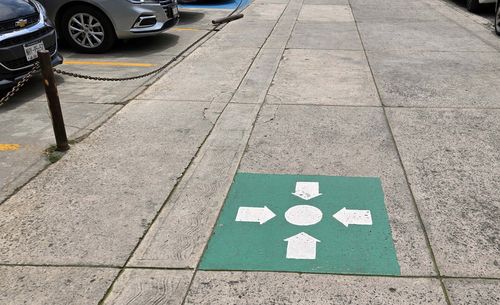 지진 대피 포인트(멕시코시티=연합뉴스) 이재림 특파원 = 멕시코시티 보행로에 표시된 대피 포인트. 멕시코에서는 지진을 비롯한 유사시 건물 붕괴 가능성 등 주위에 위협 요소가 없거나 상대적으로 적은 지점을 초록색 마크로 표시해 놓은 '집결 포인트'(PUNTO DE REUNION)를 쉽게 발견할 수 있다. 2024.9.22