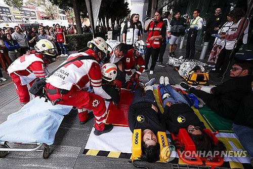 지난 19일(현지시간) 멕시코시티 지진 대피 훈련 모습[멕시코시티 EPA=연합뉴스. 자료사진. 재판매 및 DB 금지]