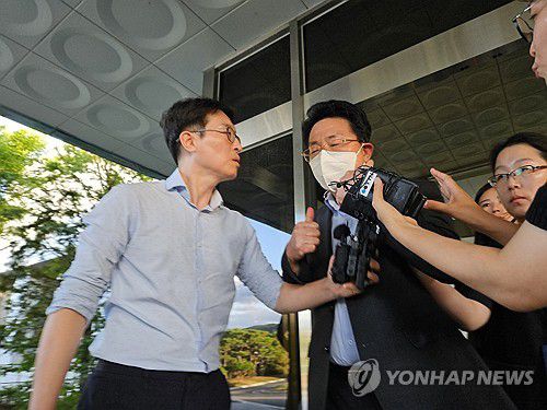 중대재해처벌법 대표이사 2호 구속(안동=연합뉴스) 김선형 기자 = 중대재해 처벌 등에 관한 법률 위반 혐의로 구속 전 피의자 심문을 받은 박영민 영풍 석포제련소 대표이사가 28일 오후 대구지법 안동지원을 빠져나오고 있다. 그는 이튿날인 29일 구속됐다. 2024.8.29 sunhyung@yna.co.kr