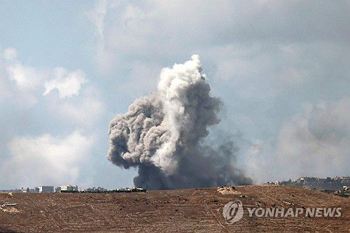 이스라엘군의 폭격을 받은 레바논 남부에서 치솟는 연기기둥(AFP=연합뉴스) 23일(현지시간) 이스라엘 북부와 국경을 맞대고 있는 레바논 남부 일대에 이스라엘군의 폭격이 떨어지면서 연기가 치솟는 모습. 2024.9.24