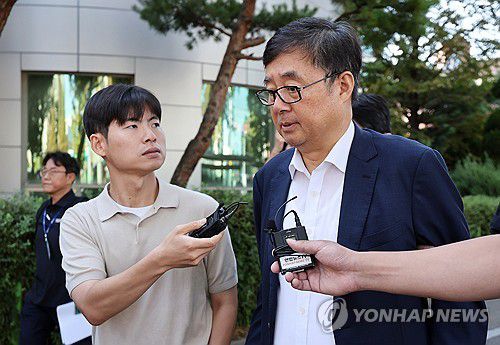 영장실질심사 향하는 박순관 아리셀 대표(수원=연합뉴스) 권준우 기자 = 공장 화재로 23명의 사망자가 발생한 경기 화성시 일차전지 업체 아리셀의 박순관 대표가 28일 오전 구속 전 피의자 심문(영장실질심사) 출석을 위해 경기 수원시 고용노동부 경기지청을 빠져나와 법원으로 향하고 있다. 2024.8.28 stop@yna.co.kr