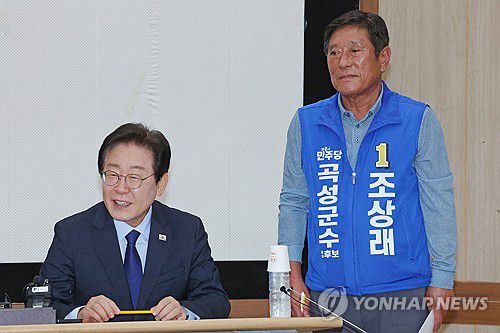 이재명 민주당 대표와 조상래 곡성군수 재선거 후보(곡성=연합뉴스) 김혜인 기자 = 24일 오전 전남 곡성군 곡성읍 곡성군민회관에서 더불어민주당 이재명 대표와 조상래 후보가 대한노인회 곡성군지회 회원들과 만나 이야기하고 있다. 2024.9.24 in@yna.co.kr