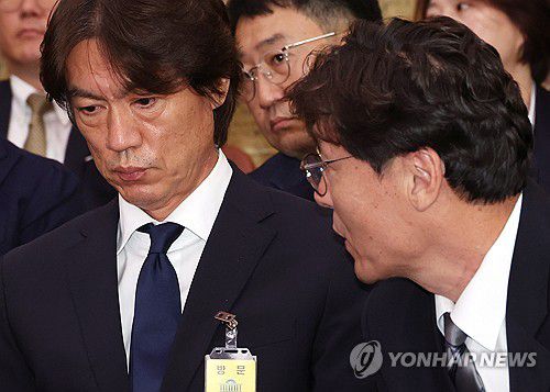 대화하는 홍명보-이임생(서울=연합뉴스) 신준희 기자 = 축구 국가대표팀 홍명보 감독(왼쪽)과 이임생 대한축구협회 기술총괄이사가 24일 국회에서 열린 문화체육관광위원회 전체회의에 출석, 대화를 하고 있다. 2024.9.24 hama@yna.co.kr
