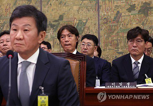 정몽규, 홍명보, 이임생(서울=연합뉴스) 신준희 기자 = 축구 국가대표팀 홍명보 감독과 이임생 대한축구협회 기술총괄이사가 24일 국회에서 열린 문화체육관광위원회 전체회의에서 나란히 앉아 있다. 앞은 정몽규 대한축구협회장. 2024.9.24 hama@yna.co.kr