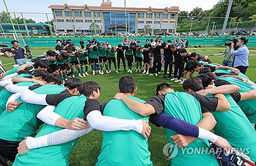 대전하나시티즌(대전=연합뉴스) 김준범 기자 = 황선홍 대전하나시티즌 신임 감독이 5일 오후 대전 대덕구 덕암축구센터에서 선수들과 상견례를 한 뒤 함께 구호를 외치고 있다. 2024.6.5 psykims@yna.co.kr