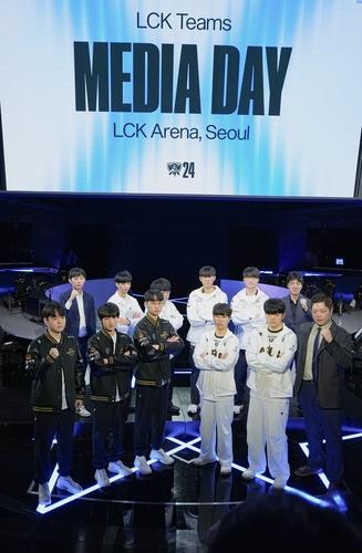 롤드컵 제패를 향한 각오    (서울=연합뉴스) 김주환 기자 = 26일 서울 종로구 LoL 파크에서 열린 2024 롤드컵 기자 간담회 행사에서 한화생명e스포츠·젠지 e스포츠·디플러스 기아(DK)·T1(시드 순) 4개 팀 감독과 선수가 포즈를 취하고 있다. 2024.9.26 jujuk@yna.co.kr