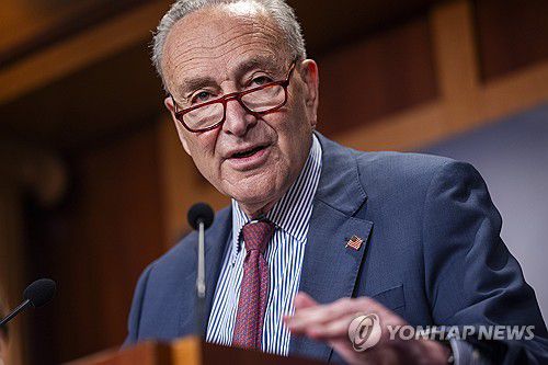 민주당 척 슈머 원내대표(워싱턴 EPA=연합뉴스) 25일(현지시간) 의회 기자회견에서 발언하고 있는 척 슈머 원내대표. 2024.09.26