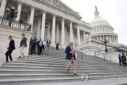 미 의회, 셧다운 방지 임시예산안 통과(워싱턴 AFP=연합뉴스) 미 의회가 연방정부 셧다운을 막기 위한 3개월짜리 임시예산안을 처리한 25일(현지시간) 의원들이 의회 건물을 나서고 있다. 2024.09.26