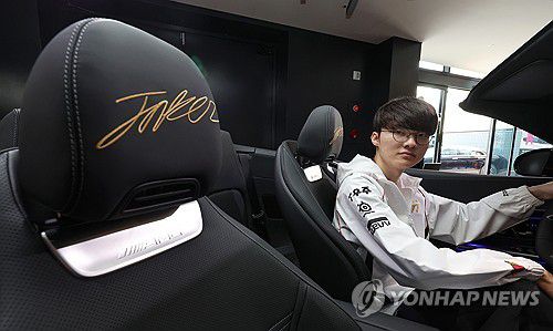 맞춤 제작 SL63와 기념 촬영하는 페이커(서울=연합뉴스) 신현우 기자 = 리그 오브 레전드(LoL) 프로게이머 '페이커' 이상혁이 26일 오전 서울 강남구 메르세데스-벤츠 AMG 서울전시장에서 메르세데스-벤츠 코리아가 페이커에게 헌정한 '메르세데스-AMG SL63'(SL63)과 기념 촬영하고 있다.     메르세데스-벤츠 코리아는 지난 5월 페이커가 전설의 전당 초대 헌액자로 선정된 것을 기념해 맞춤 제작한 SL63를 페이커에게 전달했다. 2024.9.26 nowwego@yna.co.kr