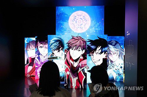 카카오엔터테인먼트 부스 살피는 관람객(서울=연합뉴스) 신현우 기자 = 26일 오후 서울 성동구 에스팩토리에서 열린 2024 월드 웹툰 페스티벌을 찾은 관람객이 카카오엔터테인먼트 부스를 살피고 있다. 2024.9.26 nowwego@yna.co.kr