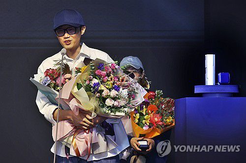 수상 소감 말하는 광진 작가(서울=연합뉴스) 진연수 기자 = 26일 오후 서울 성동구 에스팩토리에서 열린 제1회 월드 웹툰 어워즈에서 심사위원장상을 수상한 광진 작가가 소감을 말하고 있다. 2024.9.26 jin90@yna.co.kr