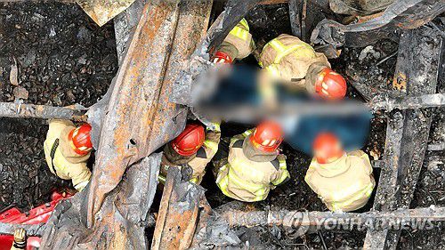 화성 리튬전지 공장 화재 현장(화성=연합뉴스) 홍기원 기자 = 25일 경기도 화성시 서신면 리튬전지 공장 화재 현장에서 소방대원들이 추가로 발견된 시신을 수습하고 있다. 2024.6.25 [공동취재] xanadu@yna.co.kr