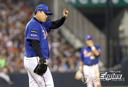 사인 보내는 한화 류현진(서울=연합뉴스) 25일 서울 잠실야구장에서 열린 프로야구 한화 이글스와 두산 베어스의 경기에서 선발 등판한 한화 류현진이 사인을 보내고 있다. 2024.8.25 [한화 이글스 제공. 재판매 및 DB 금지] photo@yna.co.kr