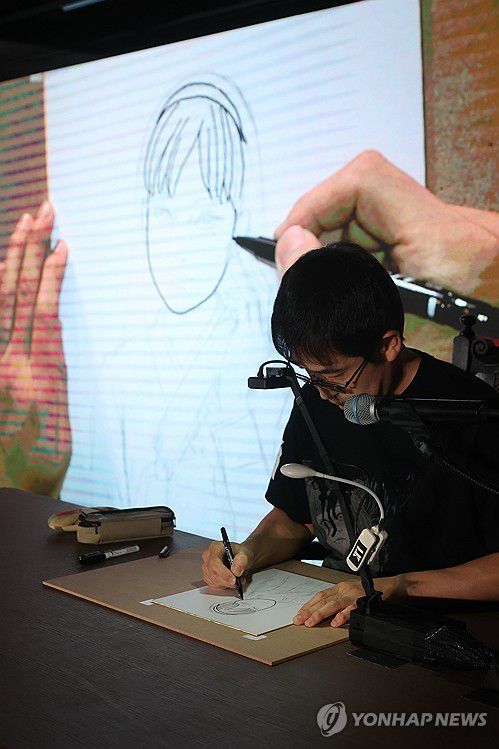 1열에서 관람하는 이토 준지의 드로잉(서울=연합뉴스) 류효림 기자 = 일본 공포만화 대표 작가인 이토 준지가 27일 서울 마포구 LC타워에서 열린 팬미팅에서 라이브 드로잉을 선보이고 있다. 2024.9.27 ryousanta@yna.co.kr