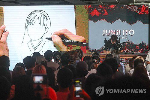 1열에서 관람하는 이토 준지의 드로잉(서울=연합뉴스) 류효림 기자 = 일본 공포만화 대표 작가인 이토 준지가 27일 서울 마포구 LC타워에서 열린 팬미팅에서 라이브 드로잉을 선보이고 있다. 2024.9.27 ryousanta@yna.co.kr