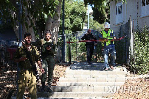로케 공격 당한 이스라엘 북부 지역 현장 정리하는 인부들(키부츠 사아르=신화통신) 지난 25일(현지시간) 로켓 공격을 당한 이스라엘 북부 키부츠 사아르 지역에서 인부들이 현장을 정리하고 있다. 2024.09.28
