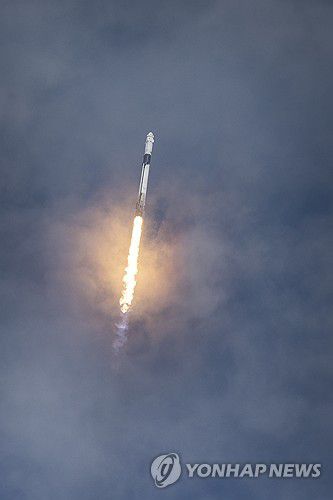 28일(현지시간) 스페이스X의 크루-9 임무 위한 로켓 발사[EPA=연합뉴스. 재판매 및 DB 금지]