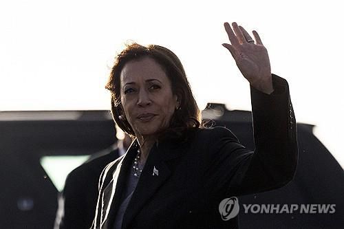 LA 공항 도착한 해리스[AP 연합뉴스 자료사진. 재판매 및 DB 금지]