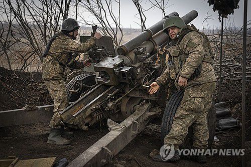 우크라이나와 러시아의 소모전 속에 품귀현상까지 겪은 155㎜ 포탄. [AP 연합뉴스 자료사진. 재판매 및 DB 금지]