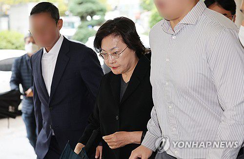법정 향하는 박희영 용산구청장(서울=연합뉴스) 김성민 기자 = 이태원 참사 부실 대응 혐의를 받는 박희영 용산구청장이 6일 오후 서울 서부지방법원에서 열린 1심 공판에 출석하고 있다. 2023.11.6 ksm7976@yna.co.kr