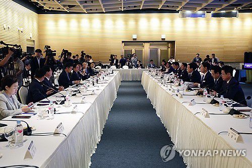 영호남 시도지사-국회의원 상생협력 회의(서울=연합뉴스) 임화영 기자 = 박완수 경남도지사가 30일 오전 서울 영등포구 FKI타워에서 박형준 부산시장, 강기정 광주시장 등이 참석한 가운데 열린 영호남 시도지사-국회의원 상생협력 회의에서 환영사를 하고 있다. 2024.9.30 hwayoung7@yna.co.kr