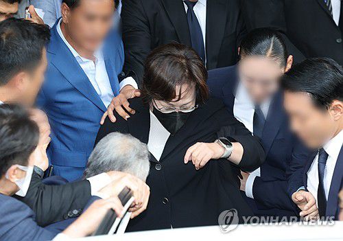박희영 '경호 인력에 둘러싸여 도망가듯'(서울=연합뉴스) 김도훈 기자 = 박희영 용산구청장이 30일 오후 서울 마포구 서울서부지방법원에서 열린 이태원 참사 부실 대응 관련 1심 선고에서 무죄를 선고받은 뒤 청사를 나서고 있다. 2024.9.30 superdoo82@yna.co.kr