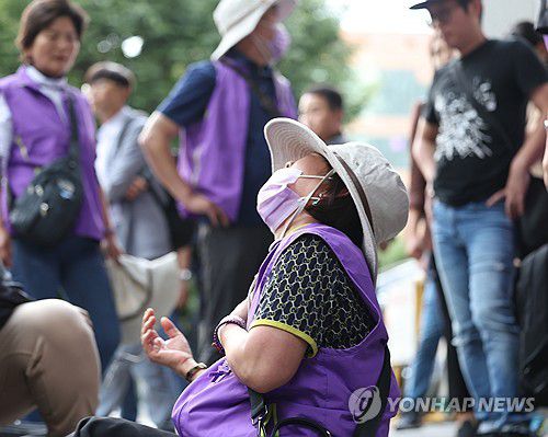 눈물 흘리는 유가족들(서울=연합뉴스) 김도훈 기자 = 이태원 참사 부실 대응 관련 1심 선고재판이 열린 30일 오후 서울 마포구 서울서부지방법원 앞에서 유가족이 박희영 용산구청장이 무죄 판결을 받고 청사를 빠져나가자 눈물을 흘리고 있다. 2024.9.30 superdoo82@yna.co.kr