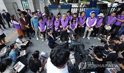 입장 밝히는 이태원 참사 유가족들(서울=연합뉴스) 김도훈 기자 = 이태원 참사 부실 대응 관련 1심 선고 재판이 열린 30일 오후 서울 마포구 서울서부지방법원 앞에서 유가족협의회 이정민 운영위원장이 재판 결과에 대해 입장을 밝히고 있다. 2024.9.30 superdoo82@yna.co.kr