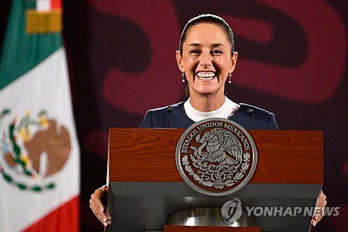 지난 6월 대통령 당선 후 가진 기자회견에서 환하게 웃는 클라우디아 셰인바움[AFP 연합뉴스 자료사진. 재판매 및 DB 금지]