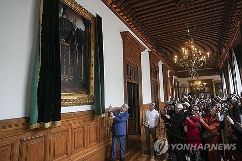 임기 마지막 날 자신의 초상화 제막식 하는 멕시코 대통령[멕시코시티 AP=연합뉴스. 재판매 및 DB 금지]