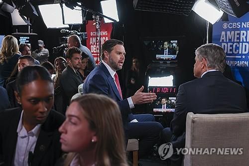 미국 부통령 후보 TV 토론 후 스핀룸에서 인터뷰하는 공화당 JD 밴스 후보[EPA=연합뉴스. 재판매 및 DB 금지]
