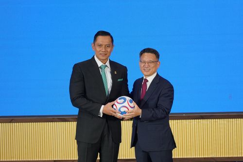 아구스 하리무르티 유도요노 장관과 박수덕 대사대리1일(현지시간) 인도네시아 자카르타에서 열린 주인도네시아 한국 대사관 주최 국경일 행사에서 아구스 하리무르티 유도요노 농지공간기획부 장관(왼쪽)과 박수덕 대사대리가 기념촬영을 하고 있다.  [주인도네시아 한국 대사관 제공. 재판매 및 DB 금지]