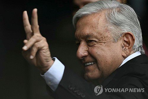 임기 마치고 퇴임한 안드레스 마누엘 로페스 오브라도르(멕시코시티 AFP=연합뉴스) 안드레스 마누엘 로페스 오브라도르 멕시코 전 대통령이 1일(현지시간) 멕시코시티에 있는 의회에서 클라우디아 셰인바움 대통령 취임식 전 지지자를 향해 손을 흔들고 있다. 2024.10.2