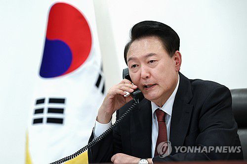 윤석열 대통령, 이시바 신임 일본 총리와 전화 통화(서울=연합뉴스) 홍해인 기자 = 윤석열 대통령이 2일 오후 서울 용산 대통령실 청사 집무실에서 이시바 시게루 신임 일본 총리와 전화 통화를 하고 있다. 2024.10.2 [대통령실 제공. 재판매 및 DB 금지] hihong@yna.co.kr
