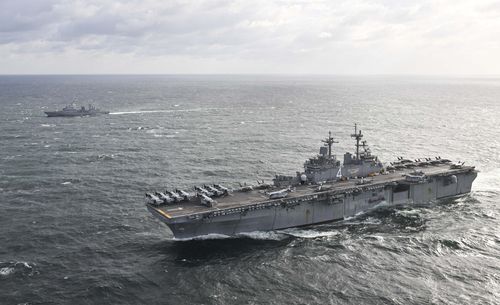 한미 연합 해상훈련(서울=연합뉴스) 한국과 미국 해군이 지난 2일 포항 동방 해상에서 연합해상훈련을 실시하고 있다. 앞쪽부터 미 해군 복서함, 양만춘함. [해군 제공. 재판매 및 DB 금지]