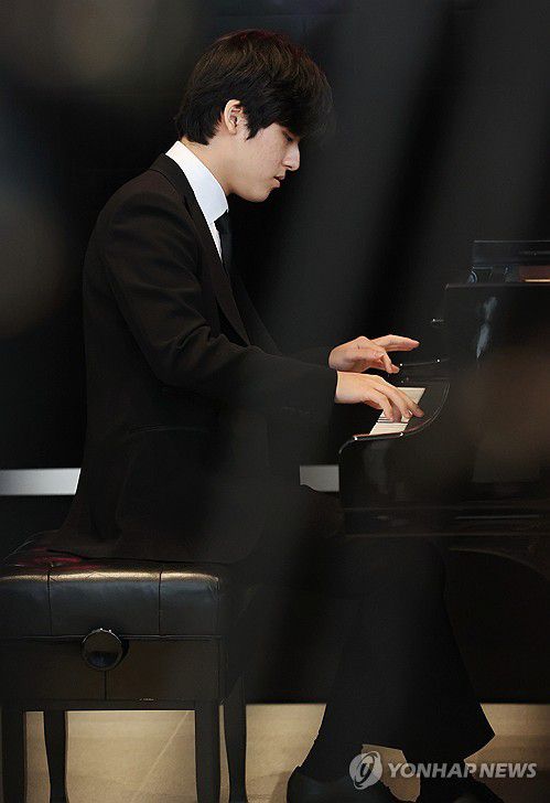피아노 연주하는 임윤찬[연합뉴스 자료사진]