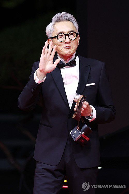 부산에 뜬 '고독한 미식가' 마쓰시게 유타카(부산=연합뉴스) 진연수 기자 = 일본 배우 마쓰시게 유타카가 2일 오후 부산 해운대구 영화의 전당에서 열린 제29회 부산국제영화제(BIFF) 개막식에서 레드카펫을 밟고 있다.