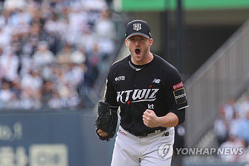 벤자민 7회말도 무실점!(서울=연합뉴스) 신현우 기자 = 3일 서울 잠실야구장에서 열린 2024 신한 SOL뱅크 KBO 포스트시즌 와일드카드 결정 2차전 kt wiz와 두산 베어스의 경기. 7회말 무사 두산 양석환을 삼진으로 잡아내며 이닝을 마친 kt 선발 벤자민이 더그아웃으로 향하며 환호하고 있다. 2024.10.3 nowwego@yna.co.kr