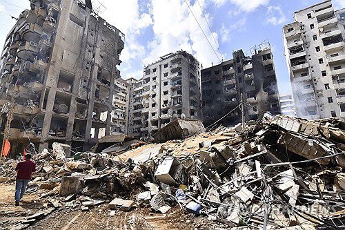 이스라엘 공습으로 무너진 베이루트 다히예 지역의 건물 잔해[UPI=연합뉴스]
