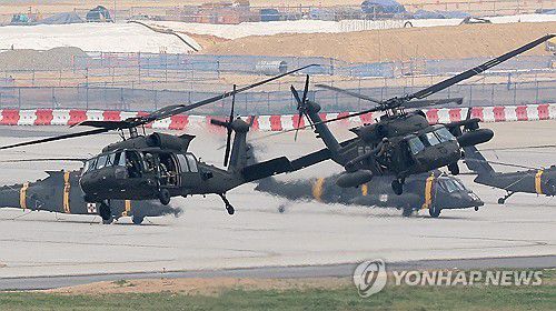 분주하게 이동하는 블랙호크(평택=연합뉴스) 홍기원 기자 = 2026년 이후 주한미군 주둔비용 가운데 한국이 부담할 몫을 정하는 제12차 한미 방위비분담특별협정(SMA) 체결을 위한 2차 회의가 진행 중인 21일 세계 최대 규모의 미 육군 기지인 경기도 평택시 캠프 험프리스에서 블랙호크(UH-60) 헬기가 이동하고 있다. 2024.5.21 xanadu@yna.co.kr