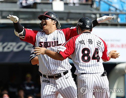 기뻐하는 문보경(서울=연합뉴스) 류영석 기자 = 22일 서울 잠실야구장에서 열린 2024 KBO 프로야구 두산 베어스와 LG 트윈스의 경기.     1회말 무사 2, 3루 상황에서 LG 문보경이 3점 홈런을 친 뒤 기뻐히고 있다. 2024.9.22 ondol@yna.co.kr