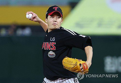 역투하는 LG 선발 임찬규(인천=연합뉴스) 임순석 기자 = 24일 오후 인천 SSG랜더스필드에서 열린 2024 프로야구 KBO리그 LG 트원스와 SSG 랜더스의 경기. LG 선발 임찬규가 역투하고 있다. 2024.9.24 soonseok02@yna.co.kr