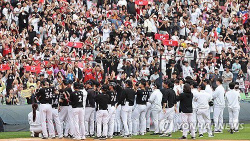 팬들과 함께 기뻐하는 kt 선수들(서울=연합뉴스) 임화영 기자 = 3일 서울 잠실야구장에서 열린 2024 신한 SOL뱅크 KBO 포스트시즌 와일드카드 결정 2차전 kt wiz와 두산 베어스의 경기에서 1-0으로 승리한 kt 선수들이 기뻐하고 있다. 2024.10.3 hwayoung7@yna.co.kr