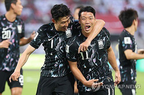 황희찬-손흥민 '골맛 좋다'(무스카트[오만]=연합뉴스) 서대연 기자 = 10일 오후(현지시간) 무스카트 술탄 카부스 경기장에서 열린 북중미 월드컵 3차 예선 대한민국과 오만의 경기 전반전. 황희찬이 선제골을 넣은 뒤 손흥민과 기뻐하고 있다. 2024.9.11 dwise@yna.co.kr