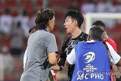 '수고했다'(무스카트[오만]=연합뉴스) 서대연 기자 = 10일 오후(현지시간) 무스카트 술탄 카부스 경기장에서 열린 북중미 월드컵 3차 예선 대한민국과 오만의 경기. 3-1로 승리를 거둔 대표팀 홍명보 감독이 손흥민과 인사를 나누고 있다. 2024.9.11 dwise@yna.co.kr